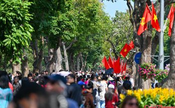 Tấp nập người dân, du khách du xuân tại Hải Vân Quan dịp tết Bính Ngọ