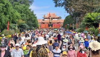 Du khách ùn ùn đổ về Tây Thiên sáng mùng 5 Tết