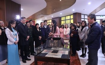 Hơn 300 lá cờ Tổ quốc rực sáng không gian đường hoa mai anh đào Đà Lạt