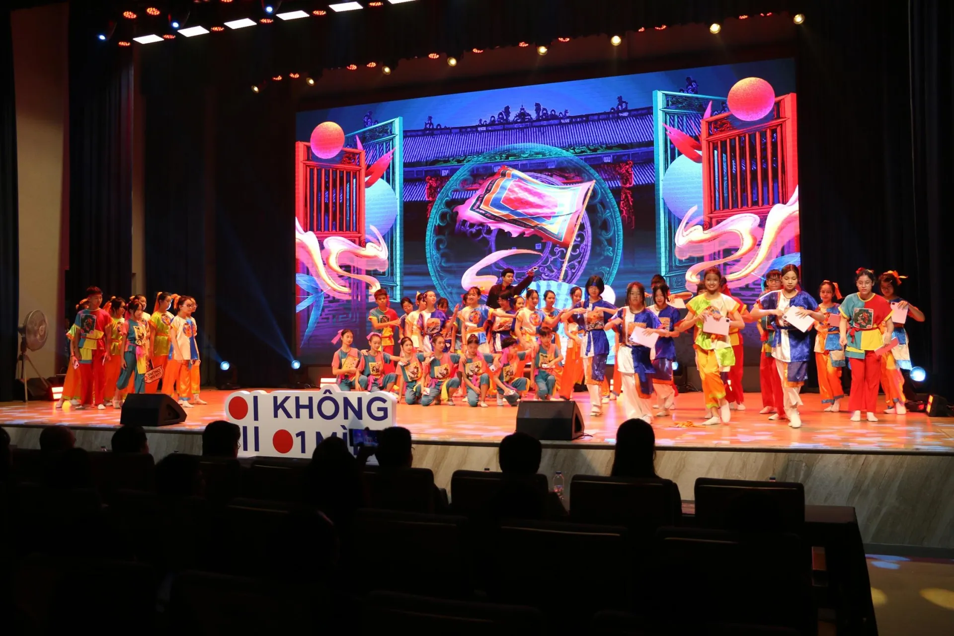 Hơn 50 học sinh Wellspring Hanoi thể hiện ca khúc Clicking với vũ điệu được đầu tư công phu, hoành tráng tại Lễ tổng kết chiến dịch Không Một Mình. IMG_9179