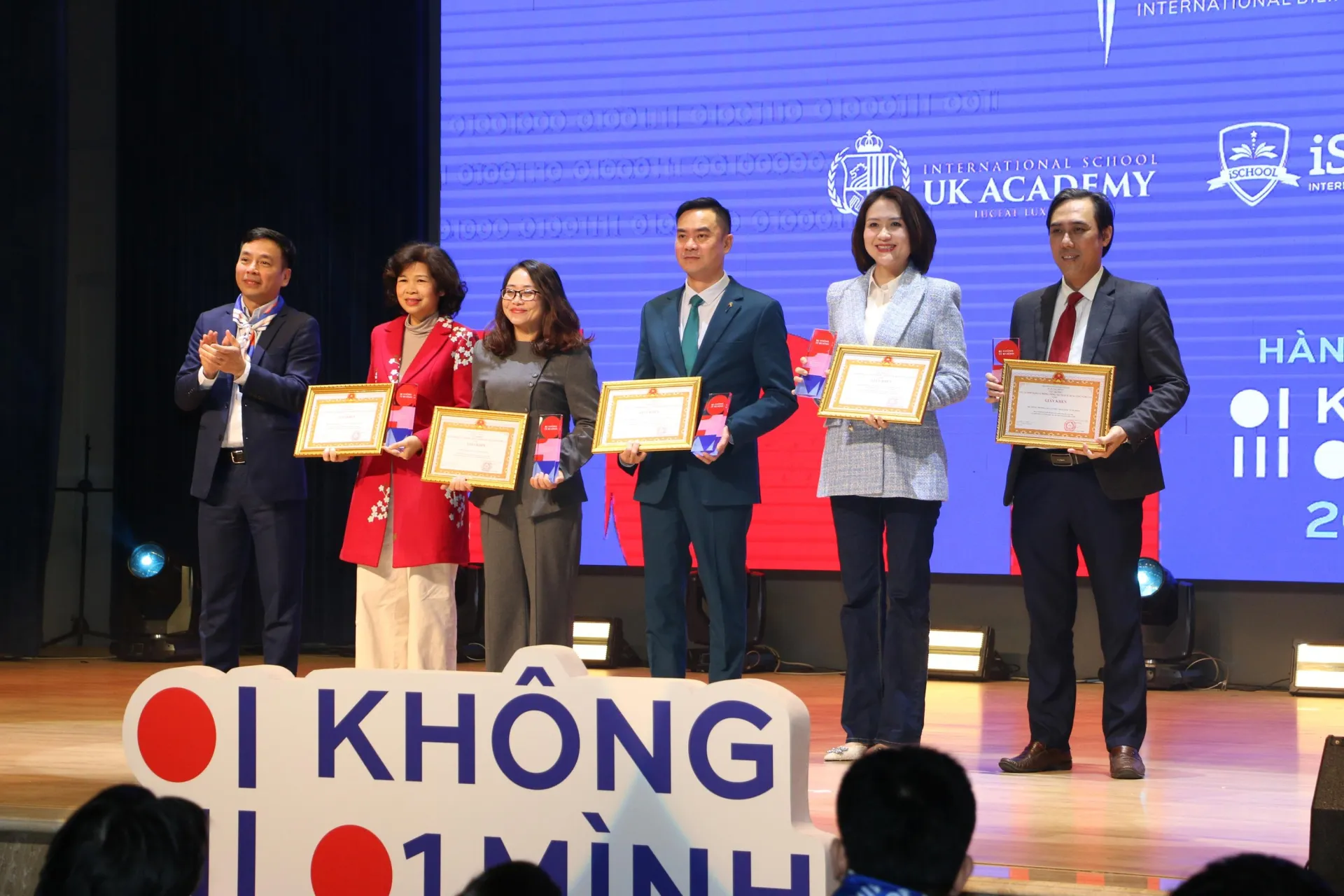 Wellspring nhận danh hiệu Tiên phong an toàn số chiến dịch quốc gia “Không Một Mình”. IMG_9221