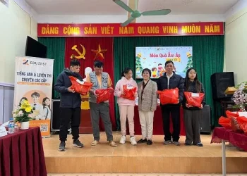 Phường Việt Hưng: Trao quà năm mới cho các em có hoàn cảnh khó khăn