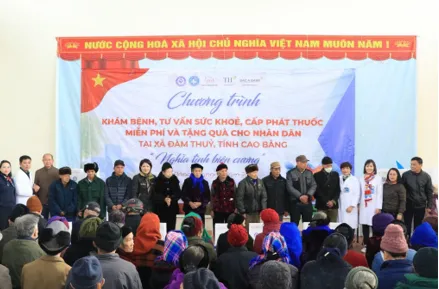 Quỹ Vì Tầm Vóc Việt, Tập đoàn TH và BAC A BANK tặng quà cho người dân trong khuôn khổ chương trình Anh-1