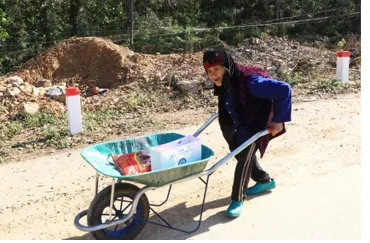 Được thăm khám sức khỏe miễn phí và tận nơi là niềm vui lớn với nhiều người dân địa phương Anh-2