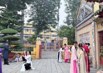 TP. Hồ Chí Minh: Giới trẻ ‘bắt nhịp’ Tết sớm qua tà áo dài truyền thống