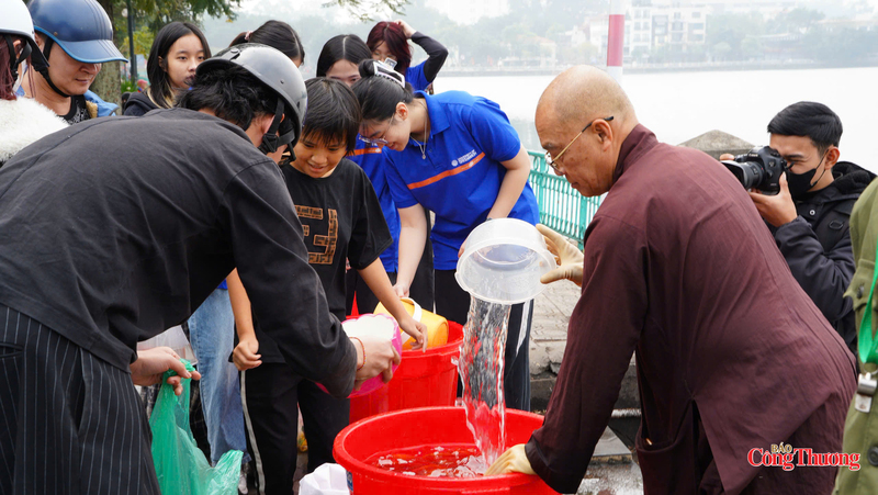 Người dân Hà Nội thả cá chép tiễn ông Công, ông Táo về trời sáng 23 tháng Chạp.