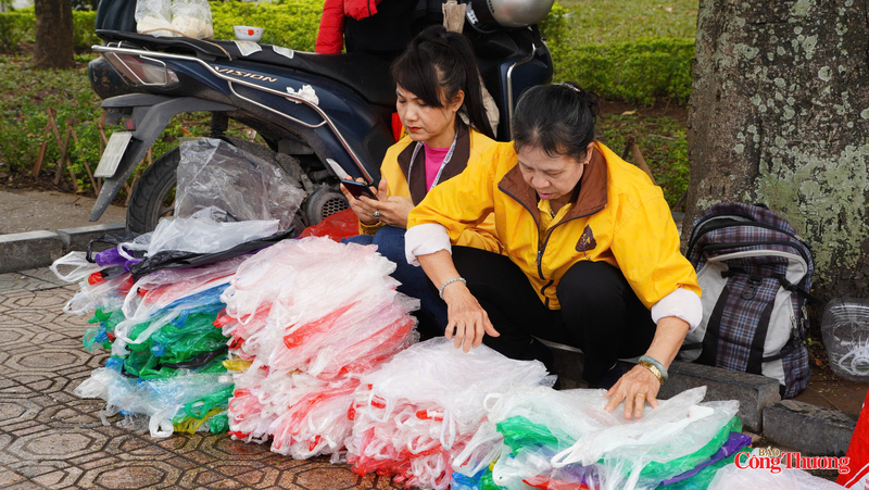 Túi nilon đựng cá được thu gom riêng, tránh gây ô nhiễm nguồn nước.