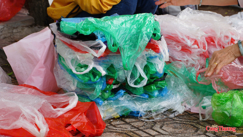 Hoạt động tiễn ông Công, ông Táo gắn với thông điệp bảo vệ môi trường Thủ đô, sau khi thả cá chép, túi nilon đều được thu gom sạch sẽ.