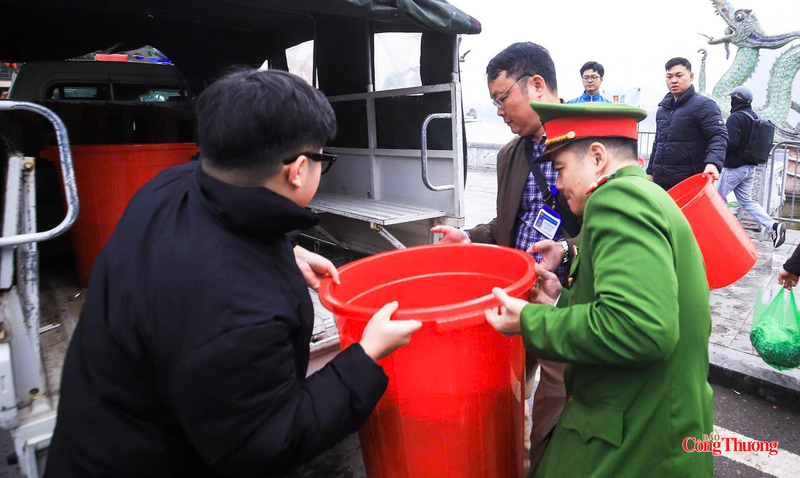 Xe chuyên dụng đưa hàng trăm con cá chép từ Hồ Tây ra sông Hồng để phóng sinh.