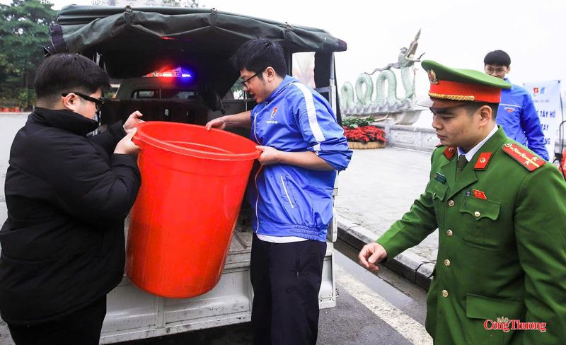 Hình ảnh đẹp về ý thức văn minh của người dân Hà Nội trong ngày 23 tháng Chạp.