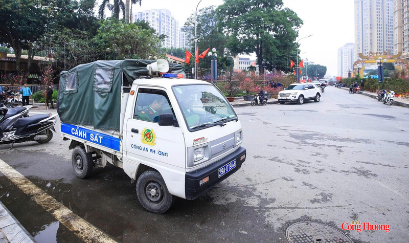 Công an phường Tây Hồ phối hợp Đoàn Thanh niên hướng dẫn người dân thả cá đúng cách.