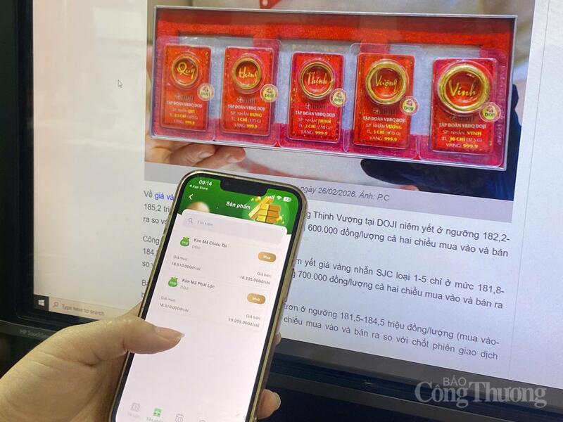 Mua vàng online cũng là một lựa chọn mới. Ảnh: P.C