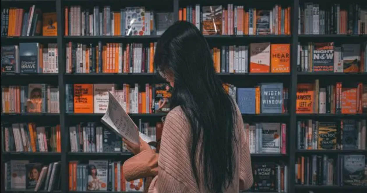 Nhiều người lựa chọn đọc sách như một cách khởi đầu năm mới bằng tri thức và sự tĩnh tại. (Nguồn: bookriot)