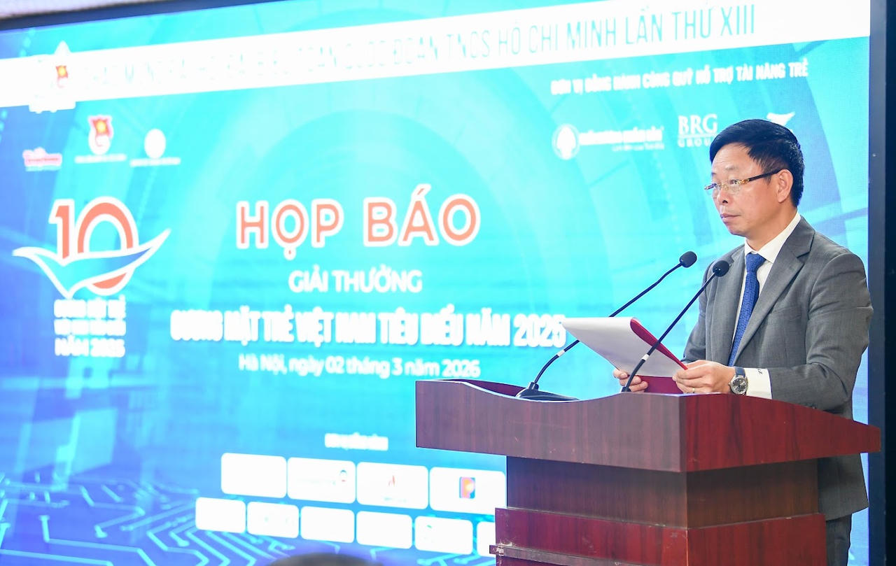 Nhà báo Phùng Công Sưởng, Tổng Biên tập Báo Tiền Phong, Giám đốc Quỹ Hỗ trợ Tài năng trẻ Việt Nam chia sẻ thông tin tại Họp báo