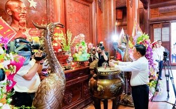 Thường trực Ban Bí thư Trần Cẩm Tú dâng hương tưởng niệm Chủ tịch Hồ Chí Minh