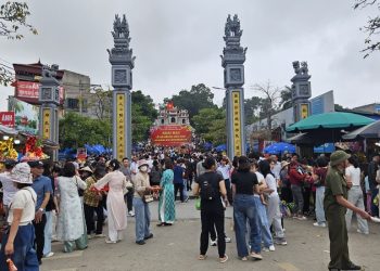 Dòng người nô nức về đền Bà Chúa Kho ‘vay lộc’ đầu xuân Bính Ngọ