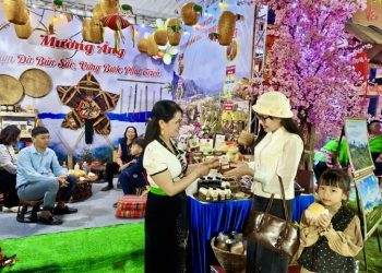 Không gian văn hóa, sản phẩm OCOP hút khách tại Lễ hội Hoa Ban