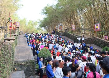 TP. Hồ Chí Minh: Đông đảo người dân đến dâng hương tại Khu tưởng niệm các Vua Hùng