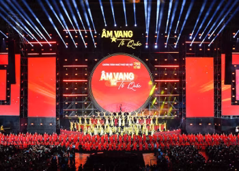 Hàng vạn khán giả hòa ca ‘Âm vang Tổ quốc’