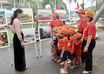 Triển lãm ảnh Chiến thắng Điện Biên Phủ tái hiện ‘mốc vàng’ lịch sử