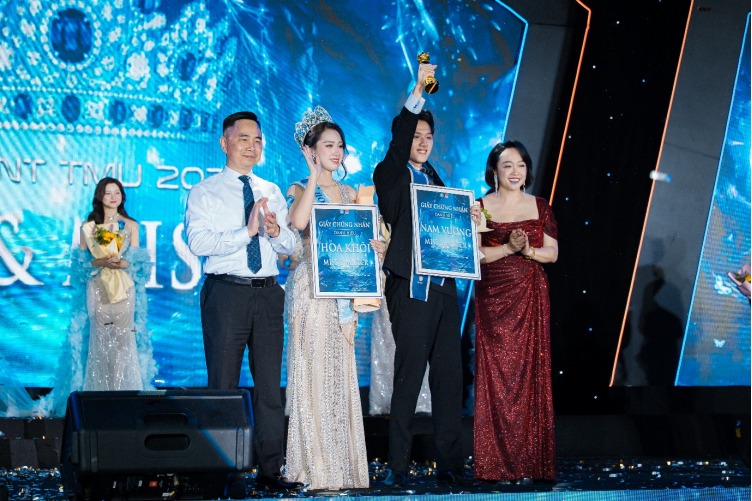 Khoảnh khắc đăng quang của Trương Nhật Quân.