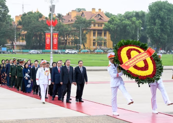 Lãnh đạo Đảng, Nhà nước vào Lăng viếng Chủ tịch Hồ Chí Minh nhân kỷ niệm 51 năm Ngày giải phóng miền Nam, thống nhất đất nước