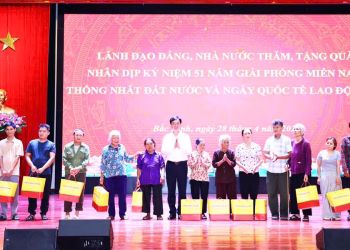 Trưởng Ban Tổ chức Trung ương Nguyễn Duy Ngọc thăm, tặng quà tại Bắc Ninh