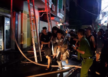 Cứu 5 người trong đám cháy nhà 6 tầng ở Hà Nội