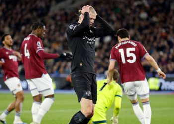 Man City đánh rơi chiến thắng, hy vọng vô địch mong manh