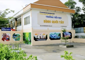 TP.Hồ Chí Minh: Tạm dừng hoạt động cơ sở cung cấp suất ăn sau khi hơn 100 học sinh có biểu hiện bất thường