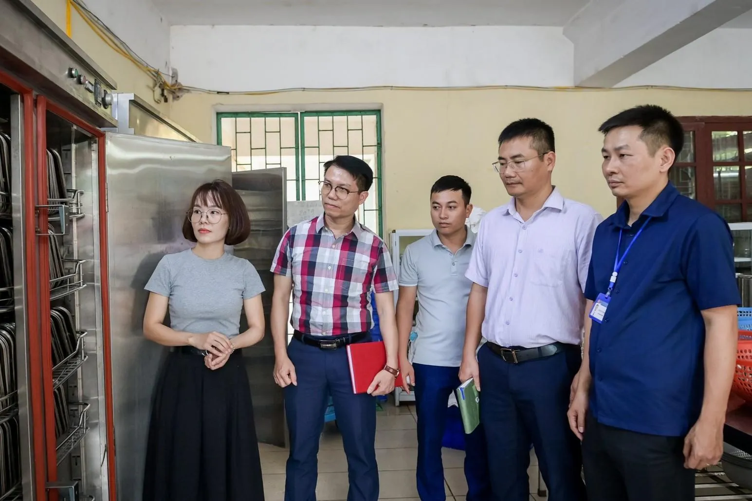 Đảm bảo an toàn thực phẩm học đường, ngành Giáo dục và  Đào tạo tỉnh Ninh Bình đã tiến hành kiểm tra toàn diện bếp ăn bán trú trên địa bàn