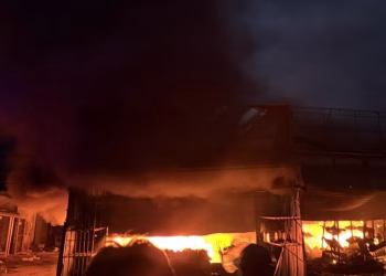 Hà Tĩnh: Hỏa hoạn lúc rạng sáng, 2 ki-ốt bị thiêu rụi