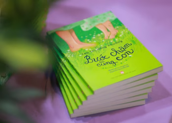 “Bước chậm cùng con”: Hành trình xúc động của người mẹ có con mãi là em bé