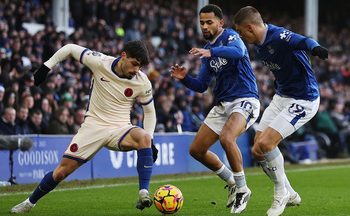 Roma sụp đổ phút cuối hiệp phụ, Bologna vào tứ kết kịch tính