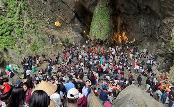 Rất đông du khách trong và ngoài nước về Huế du xuân