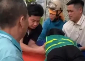 Nữ công nhân môi trường quên mình cứu hai học sinh giữa cơn lốc dữ