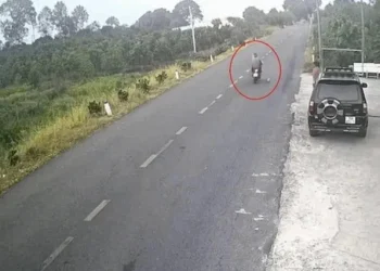 Vụ bé trai 5 tuổi đá bóng khiến người đi xe máy tử vong: Nỗi đau từ sự lơ là và bài học về trách nhiệm 