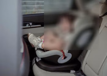 Bé gái 2 tuổi tử vong sau hơn 5 tiếng bị bố bỏ quên trên ôtô