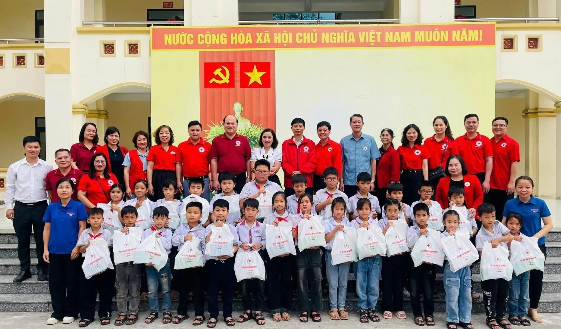 Hội Chữ thập đỏ thành phố Hải Phòng trao quà cho trẻ em hoàn cảnh khó khăn, trẻ em khuyết tật tại tỉnh Ninh Bình