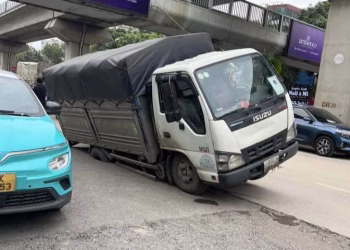 Xe tải sụp ‘hố tử thần’ trên đường Nguyễn Trãi, Hà Nội