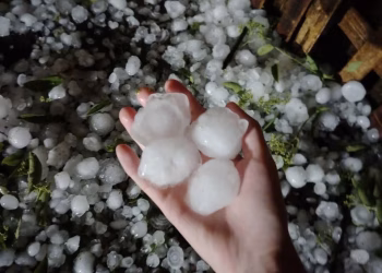 Mưa đá kèm giông lốc trong đêm gây sập nhà sàn, 4 người bị thương ở Lào Cai