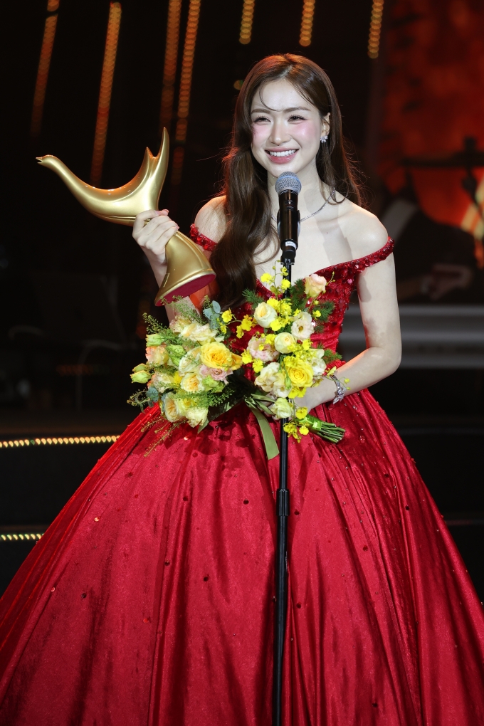 Ca sĩ Hòa Minzy nhận cúp. Ảnh: Ban tổ chức cung cấp