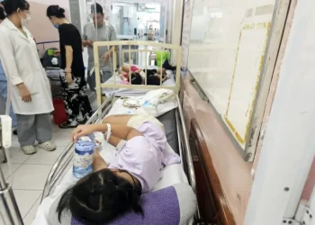 Tạm dừng ăn bán trú tại trường ở TP.HCM sau vụ hàng chục học sinh nhập viện