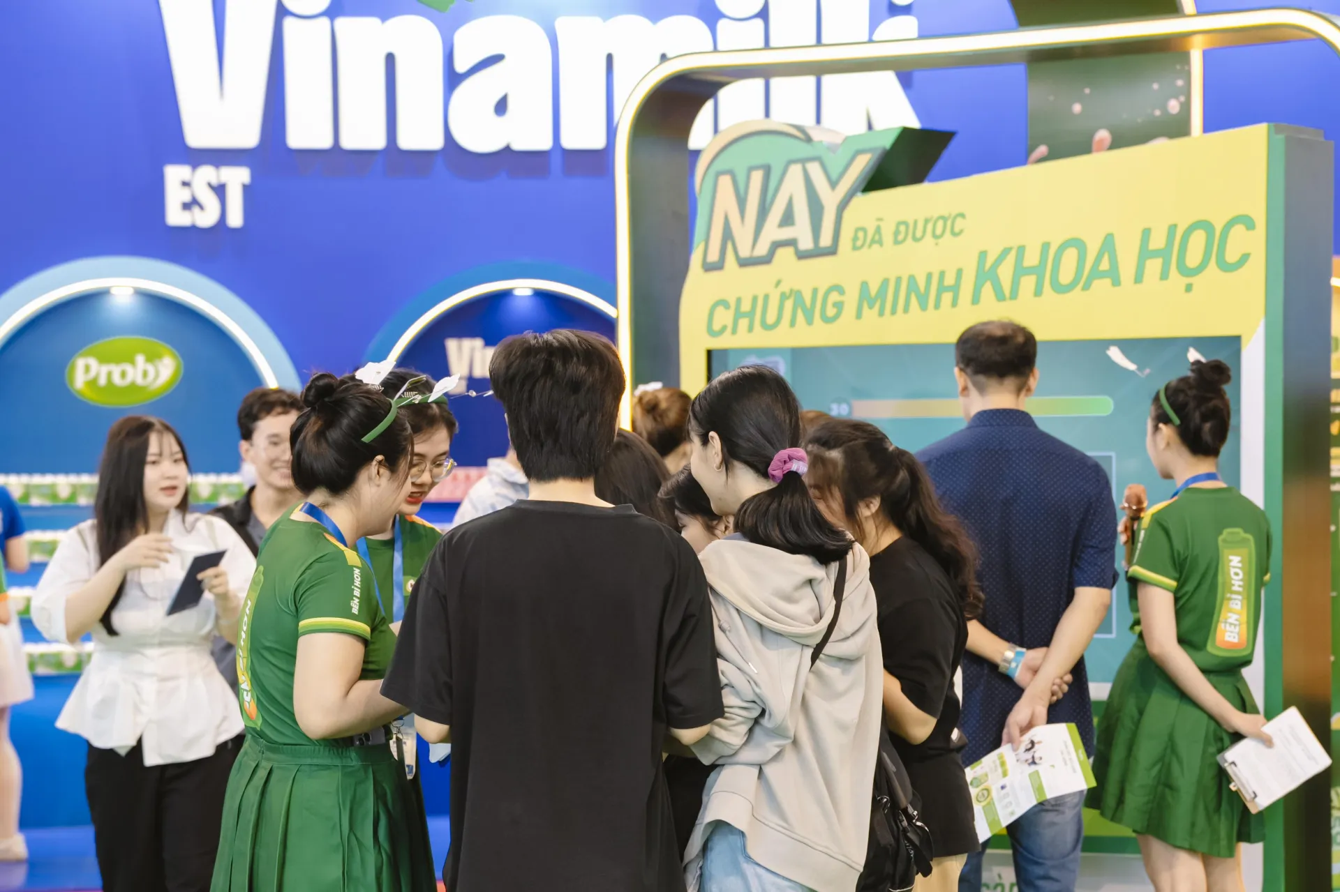 Khách tham quan Triển