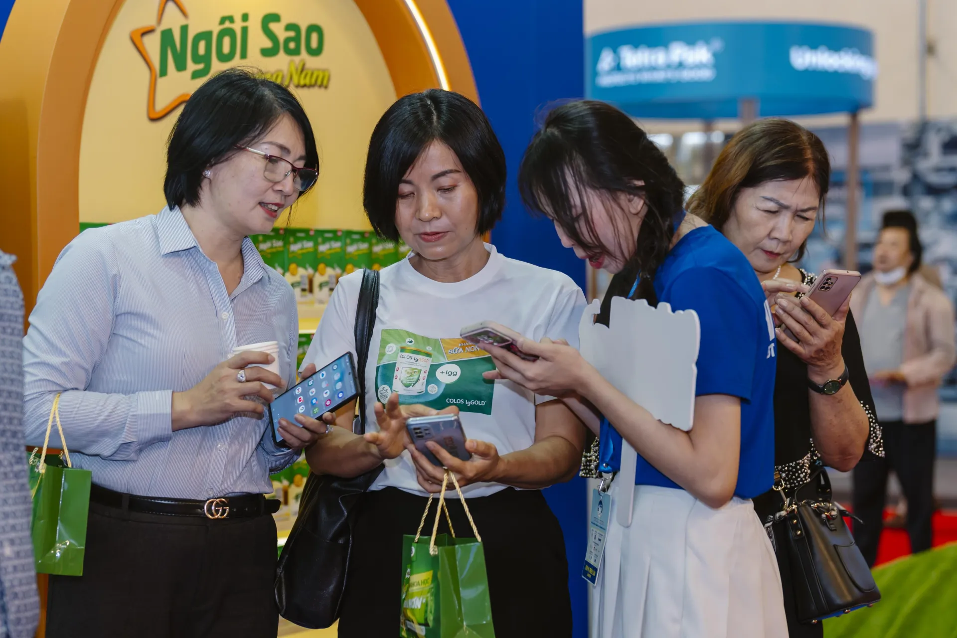 Khách tham quan Triển