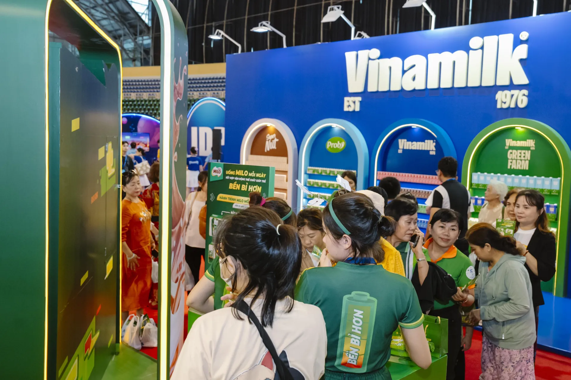 Khách tham quan Triển