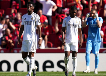 Real Madrid thua sốc tạo đà cho Barcelona rộng cửa vô địch