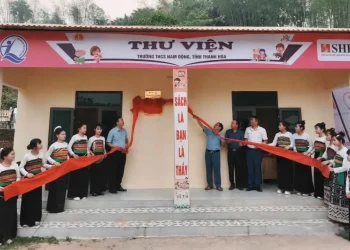 Chung tay mang tri thức đến với trẻ em nghèo miền Tây xứ Thanh