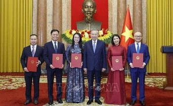 Tổng Bí thư, Chủ tịch nước Tô Lâm trao quyết định bổ nhiệm 5 Đại sứ Việt Nam tại nước ngoài