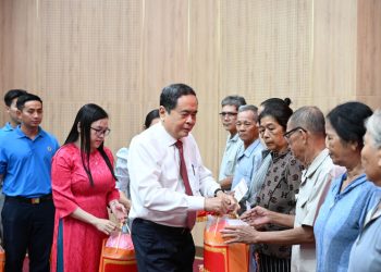 Chủ tịch Quốc hội thăm, tặng quà gia đình chính sách, người lao động tại An Giang